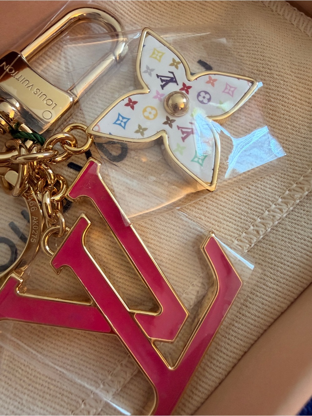 LOUIS VUITTON MURAKAMI KEY CHAIN BRAND NEW IN BOX WITH DUST BAG & STICKERS ON! - Picture 5 of 9
